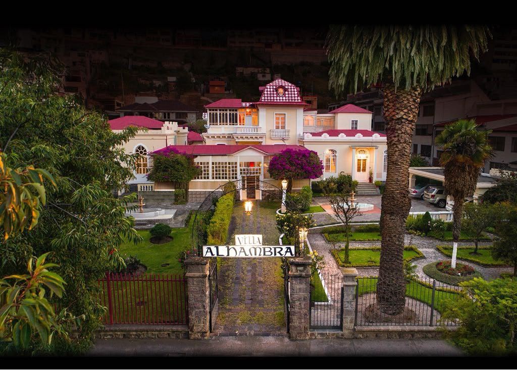 Vista completa de la fachada y jardines de Villa Alhambra