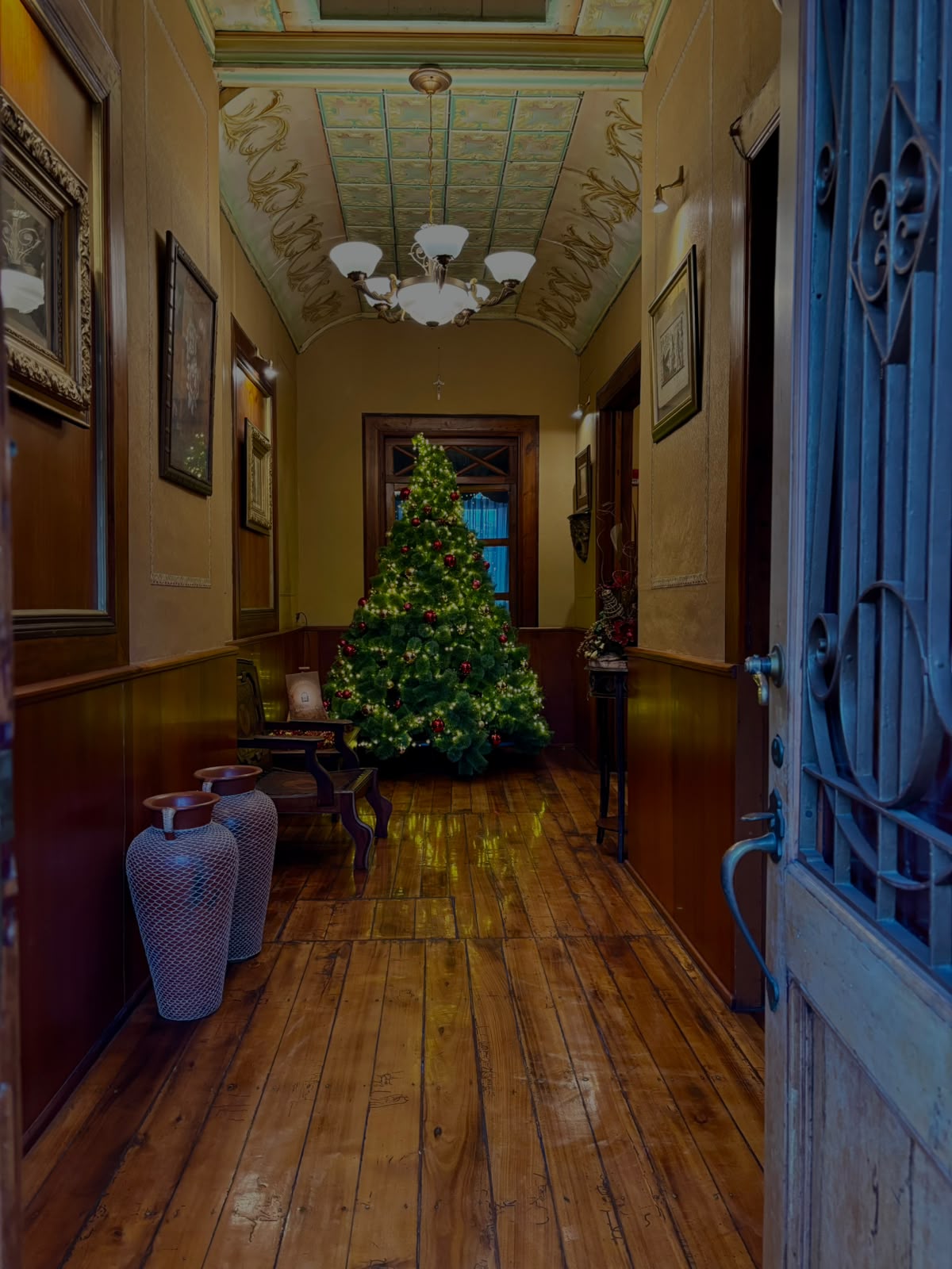 Árbol navideño y techo decorado en el interior señorial de Villa Alhambra