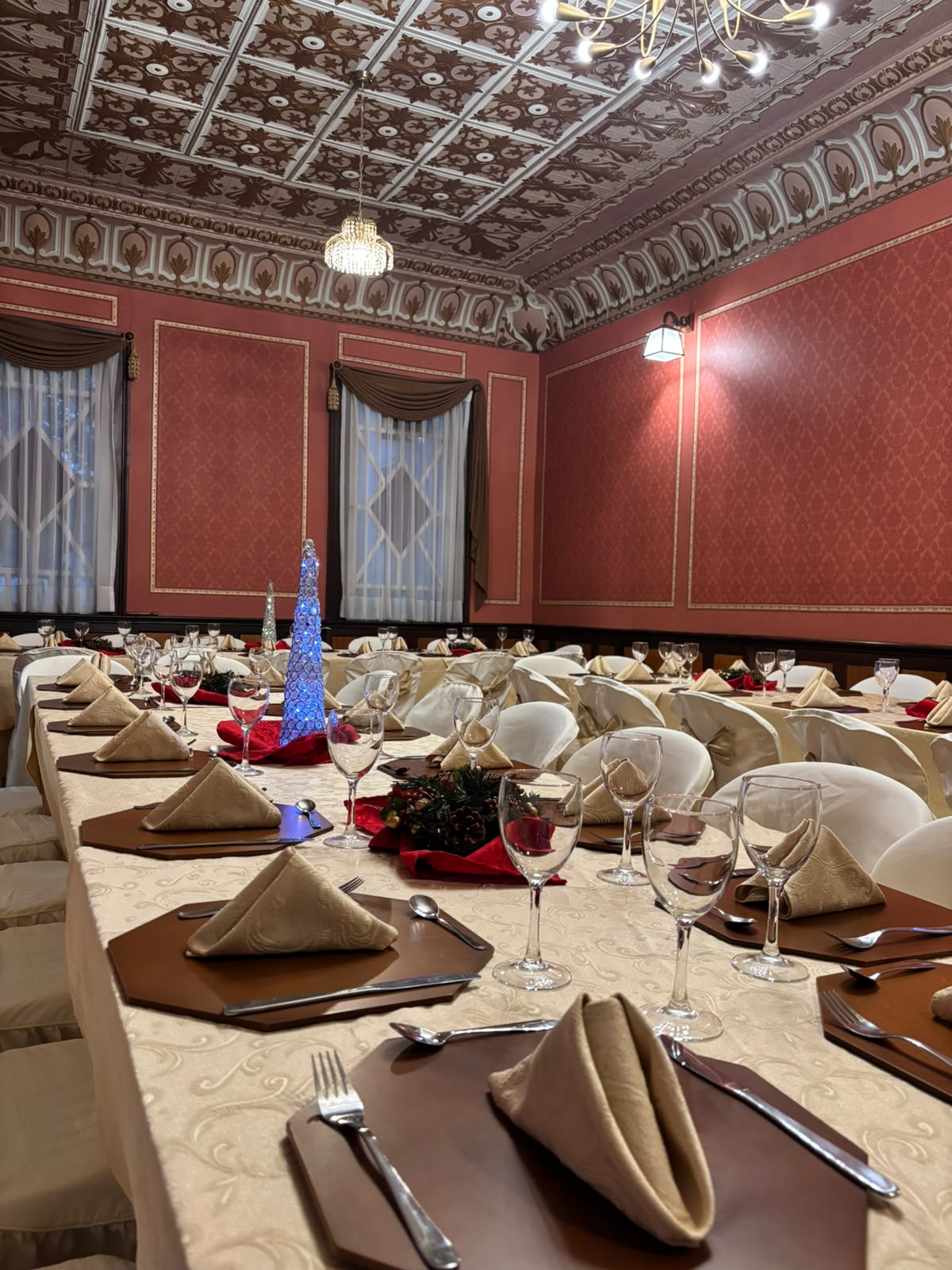 Detalle de la mesa preparada para la cena