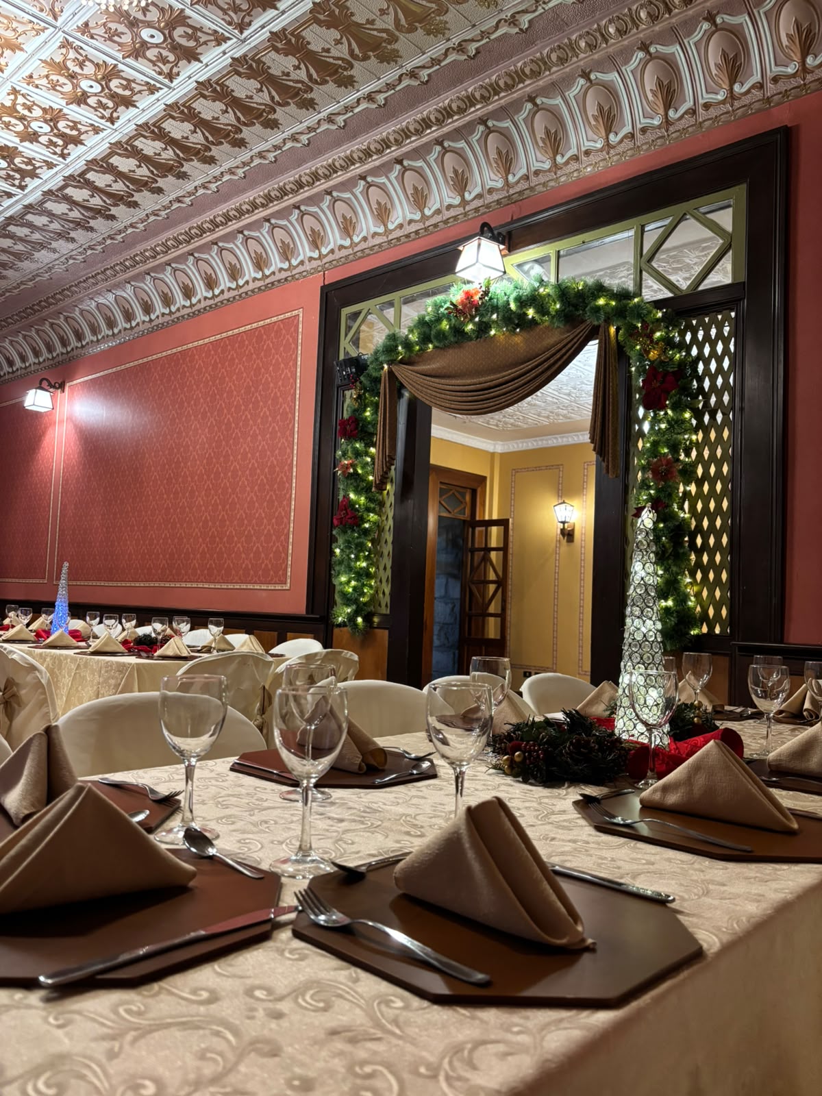 Ambiente de la mesa navideña en Villa Alhambra